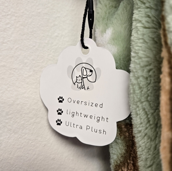 Cozy Companions Shibas and Daisies Comfy Plush Throw Blanket Green - Picture 5 of 6